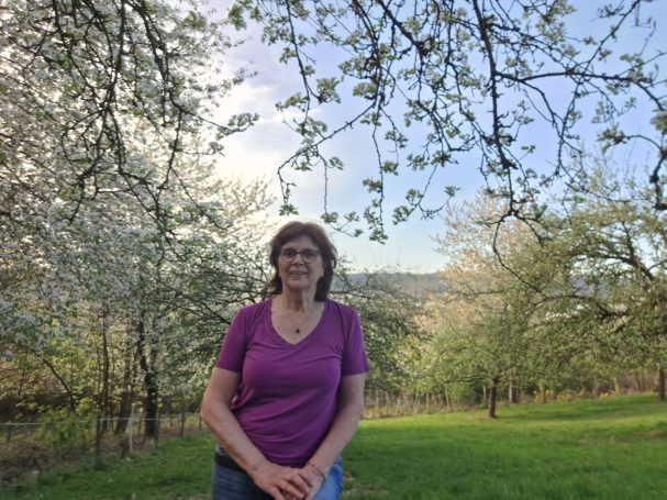 Hannelore Kettenring, Faszienbehandlerin in Bekond, inmitten der Natur – mit Herz für Körper und Mensch