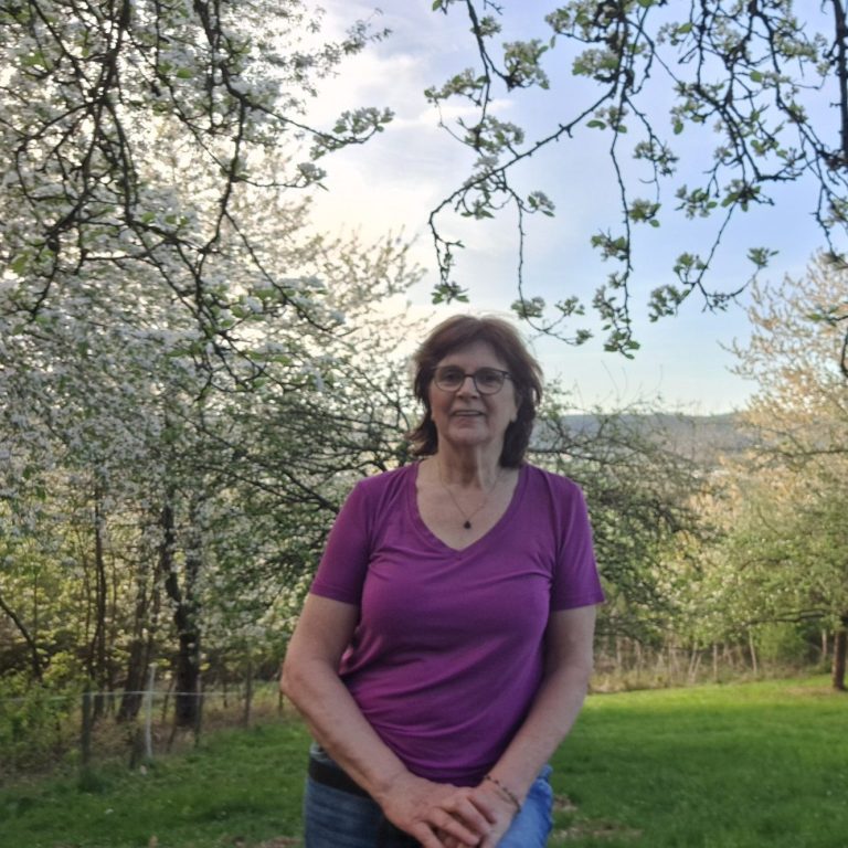 Hannelore Kettenring in der Natur – als Faszienbehandlerin in Bekond steht sie für achtsame Körperarbeit, Ruhe und ganzheitliche Gesundheit