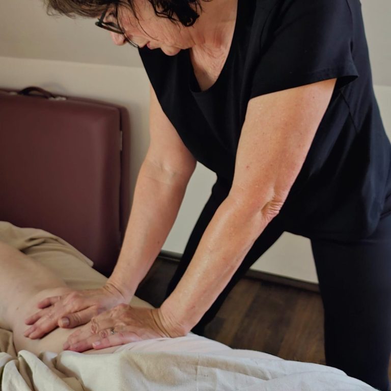 Gezielte manuelle Faszienarbeit zur Linderung von Rückenschmerzen in der Praxis in Bekond.