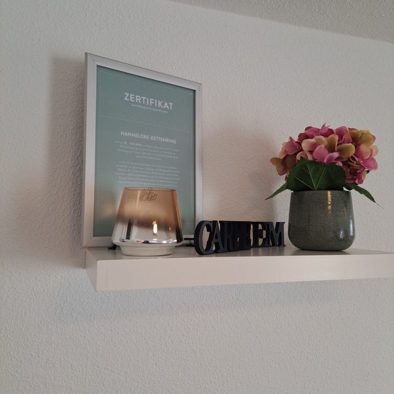 Harmonische Dekoration in der Praxis für ganzheitliche Körperarbeit mit Fokus auf Achtsamkeit und Balance.