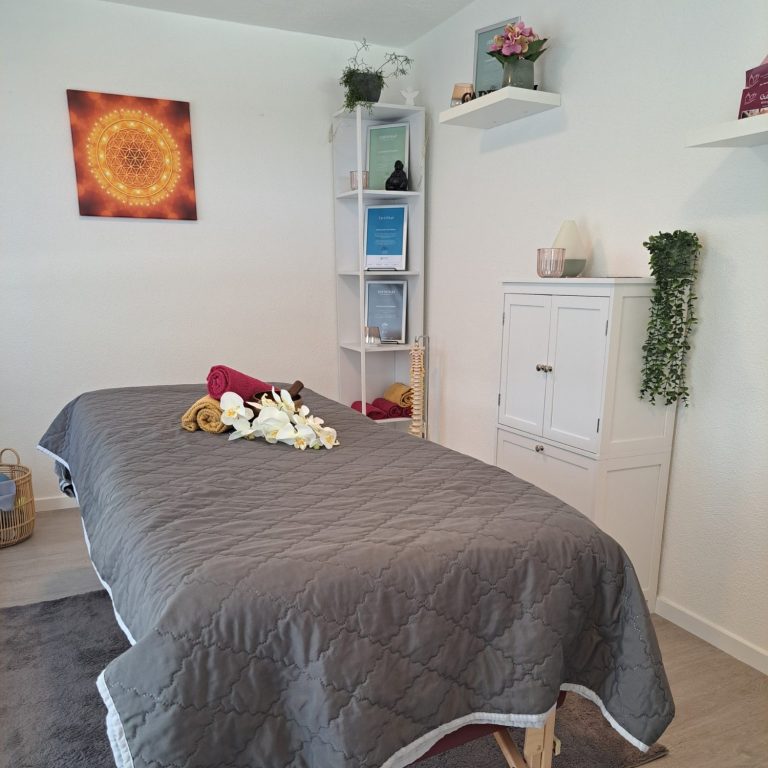 Einladender Praxisraum mit Massageliege für Faszienbehandlungen in Bekond – für mehr Entspannung und Leichtigkeit.