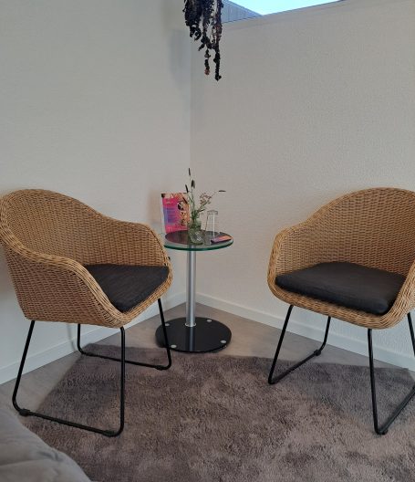 Wartebereich der Praxis für Faszienbehandlung in Bekond mit liebevoller Dekoration und entspannter Atmosphäre