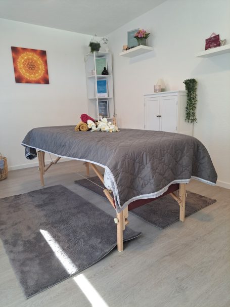 Behandlungsraum für Faszienmassage in Bekond – harmonisch eingerichtet für ganzheitliche Körperarbeit